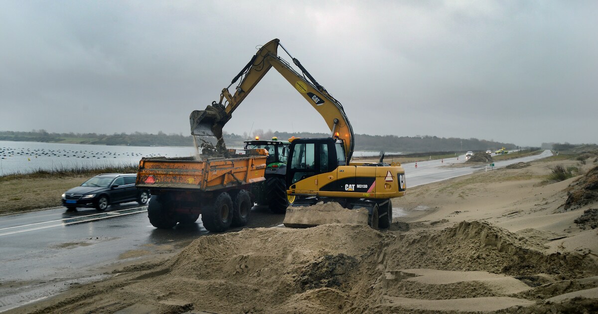 Deel N57 bij Brouwersdam dicht wegens stuifzand op de weg