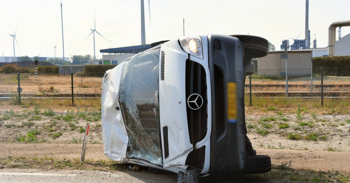 Bestelbus belandt op zijkant op Europaweg Oost in Nieuwdorp