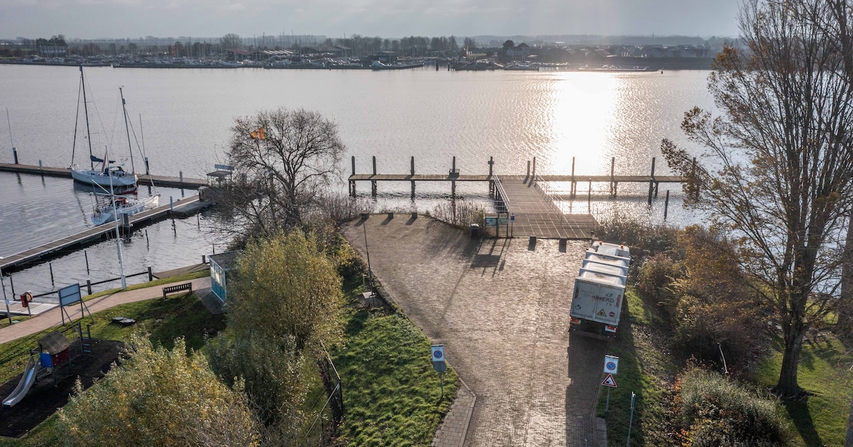 Eerste boom geplant in Hoofdstraat Kortgene