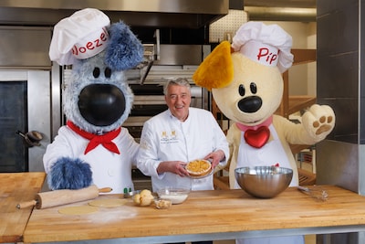 Robèrt van Beckhoven serveert perentaart bij Tante Perenboom als Woezel & Pip hun park feestelijk openen