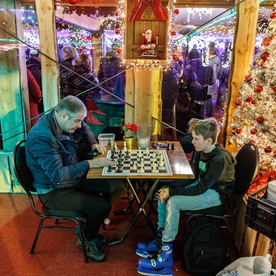 Schaatsen en schaken kan prima samen in het Bergs Winterparadijs: ‘Schaken is een hobby voor het leven’