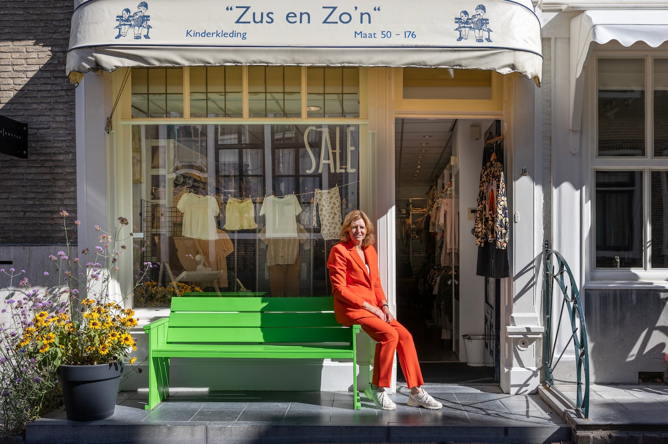 Jozien (61) heeft een knusse winkel met kinderkleding: 'Kinderen gaan ...