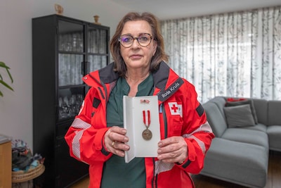 Van kettingbotsing tot Kustmarathon: Lisa ontvangt bijzondere Rode Kruis-medaille voor jarenlange inzet