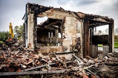 Zwartgeblakerd hoopje bakstenen is alles wat resteert na verwoestende brand in oude zeilmakerij
