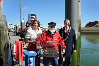 Joekel van een kreeft steelt de show bij opening seizoen in Zierikzee