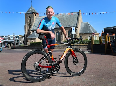 Van Zoutkamp naar Zoutelande in 24 uur: Ton (64) trapt 500 kilometer weg voor de Nierstichting