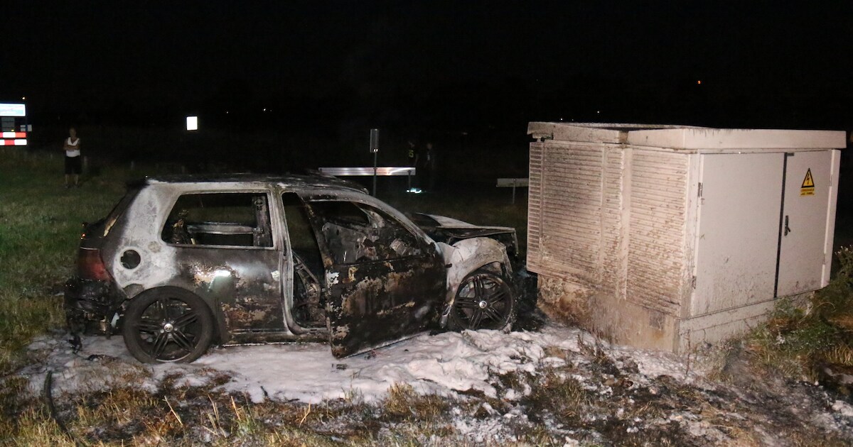 Felle autobrand na botsing met transformatorkast