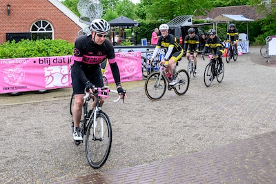 Fietsen voor het goede doel: ‘Ik rijd nooit in de regen, maar vandaag wel’