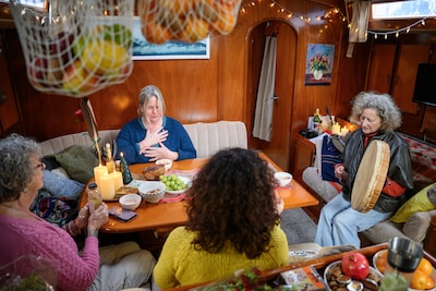 Waarom deze vrouwen een offer aan de  Steenbergse Vliet brachten: ‘We moeten voor de aarde zorgen’