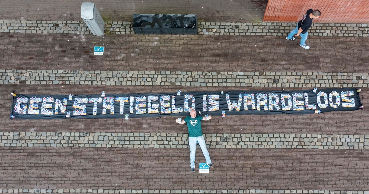 André uit Goes gruwelt van zuigzakken en verwerkte er honderden in een spandoek: 'Het is een waardel