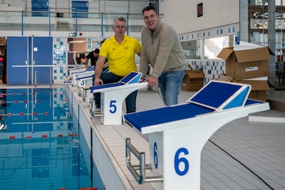 Nieuwe startblokken kan tienden van seconden schelen voor zwemmers in De Schelp