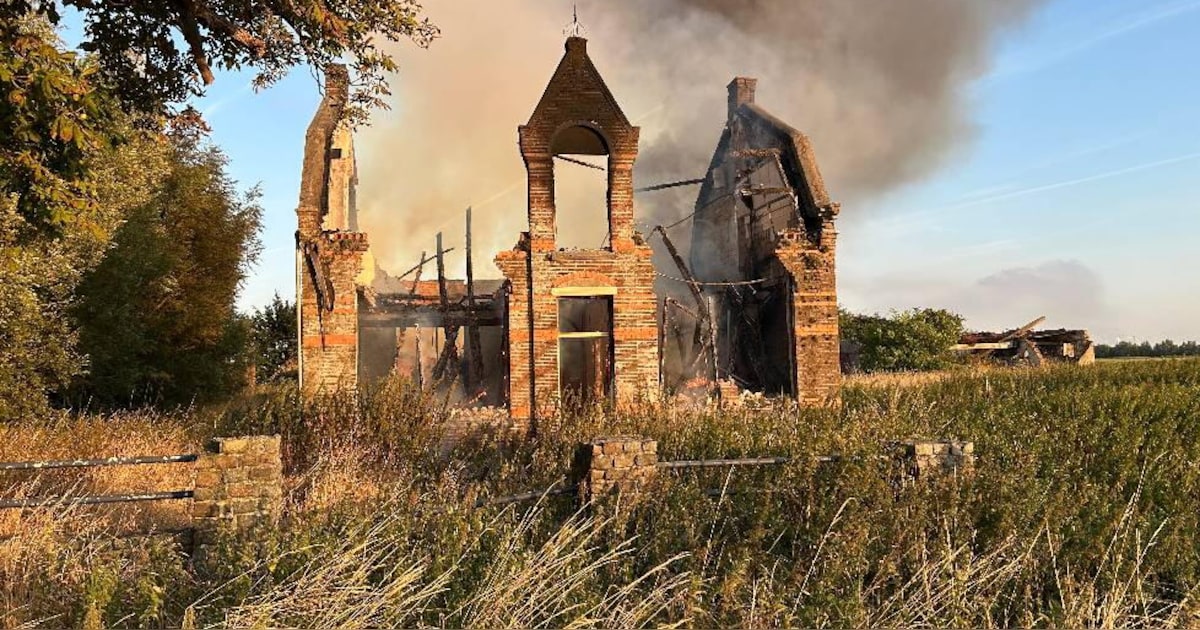 Uitslaande brand verwoest leegstaande boerderijwoning uit 1913 in Westdorpe