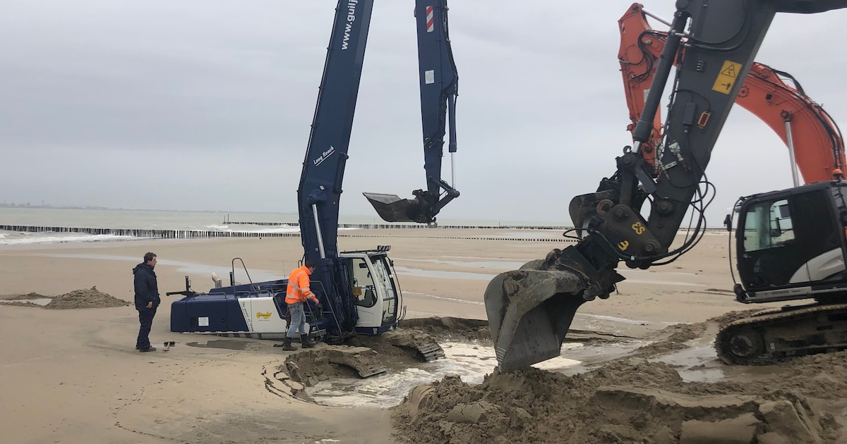Graafmachine bijna kopje onder op strand Breskens