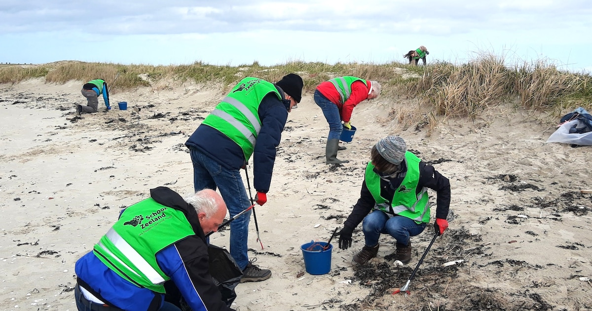 Gezamenlijke opruimactie tegen zwerfafval bij strandje in Wissenkerke