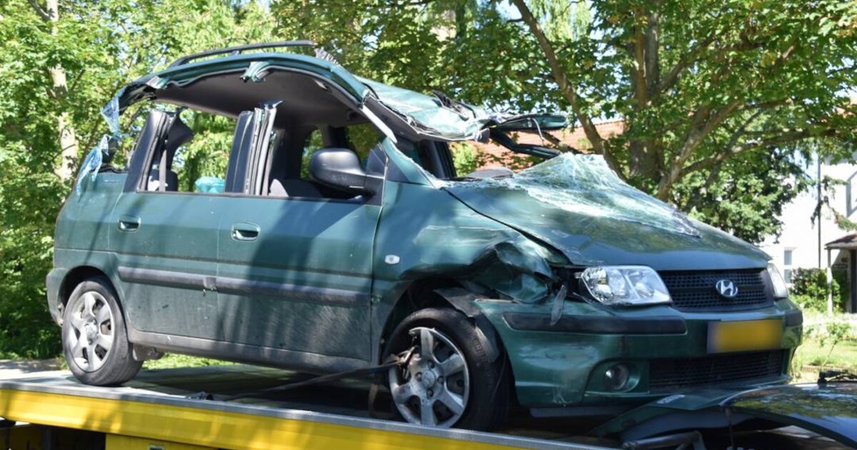 Man raakt ernstig gewond als zijn auto op zijkant terechtkomt in Hoedekenskerke