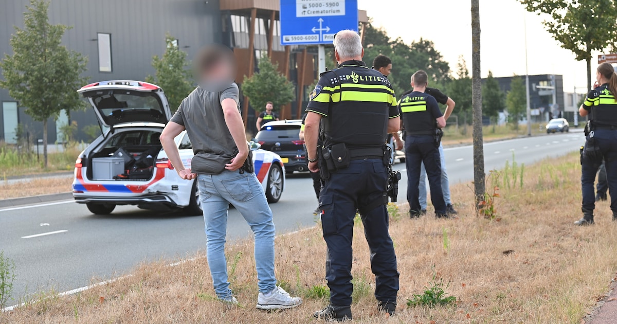 Man (27) gaat er tijdens proefrit in Lelystad met auto vandoor en wordt na wilde achtervolging in Br