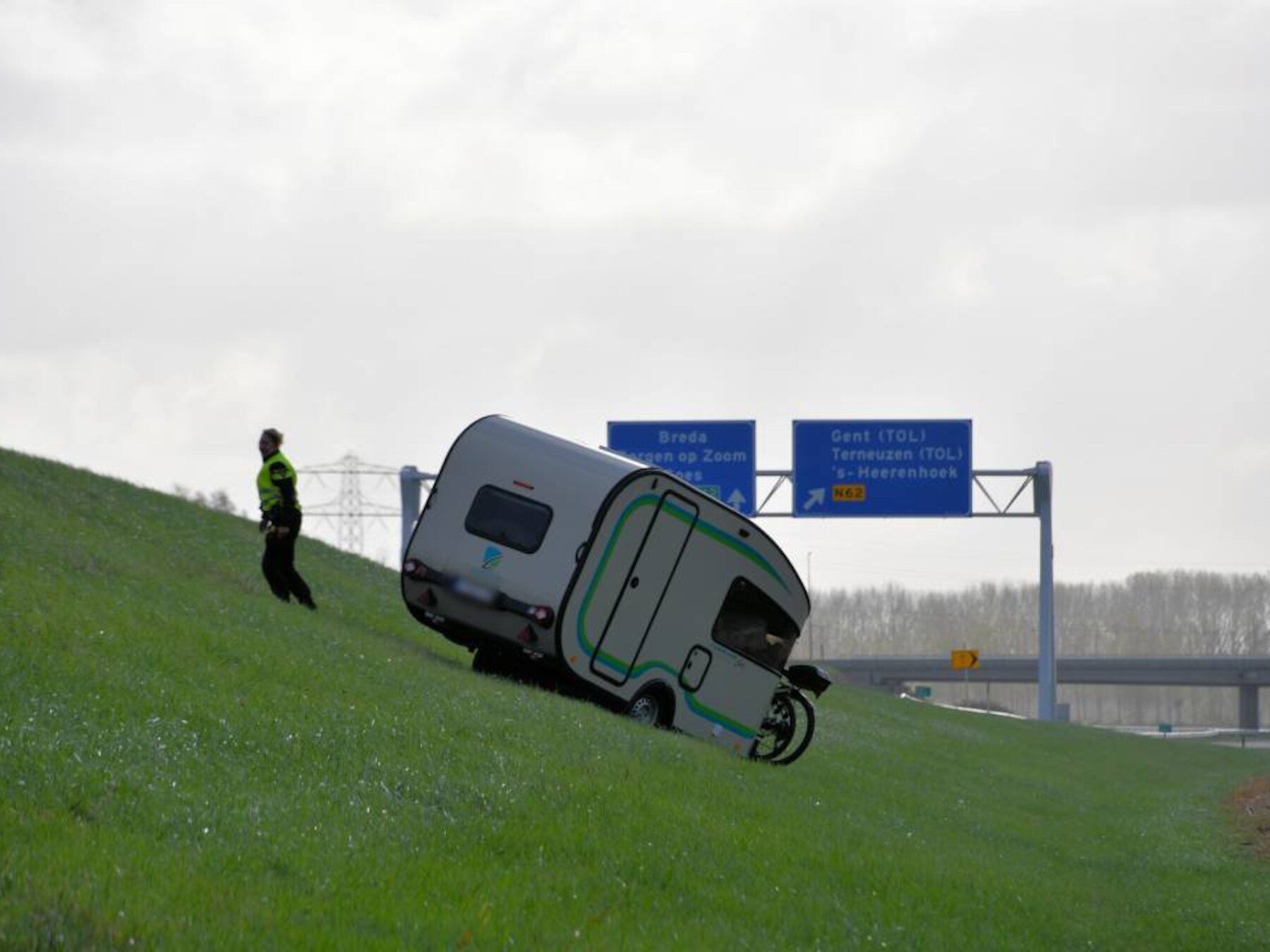 Caravan raakt los en rolt van A58 bij 's-Heer Arendskerke
