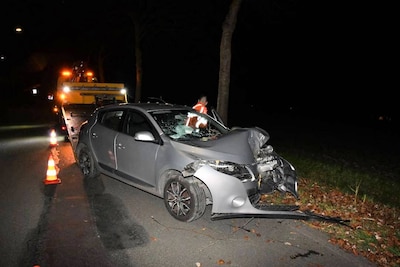Auto botst frontaal op boom in Middelburg: bestuurder naar ziekenhuis
