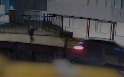 Bijna jaar na schietpartij in Bergen op Zoom: beelden tonen verdachte die rennend op vluchtauto schiet