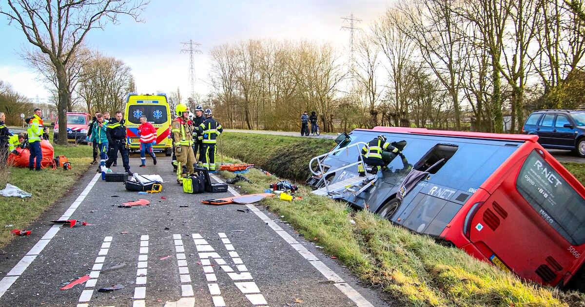 Lijnbus belandt na botsing in sloot langs N218 bij Zwartewaal, passagier gereanimeerd