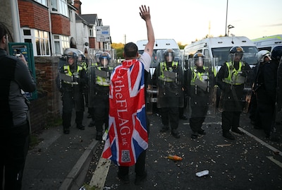 Dood van student Henry ontketent politieke strijd in het Verenigd Koninkrijk: Farage spreekt van ‘white lives matter’