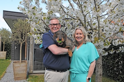 Spontaan besloten ze het tien jaar eerder te doen, Audrey en Edwin bouwen een nieuw leven in Renesse op