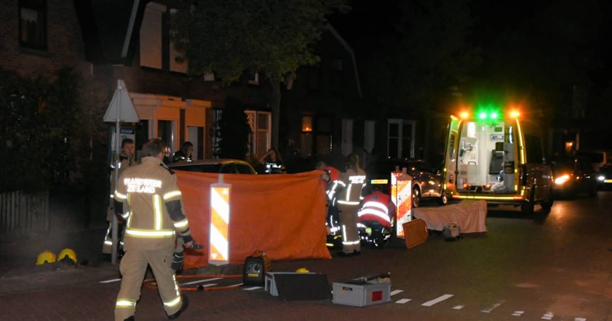 Scooterrijder (42) belandt onder geparkeerde auto, met spoed naar ziekenhuis vervoerd