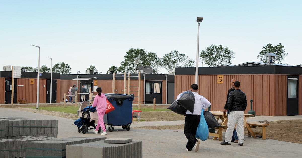 Zo gaat het eraan toe in de noodopvang in Zierikzee: 250 asielzoekers, veel gezinnen en zelfs fietst