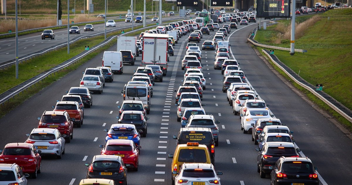 Auto met pech op de A16 richting Rotterdam, ook vertragingen op A20