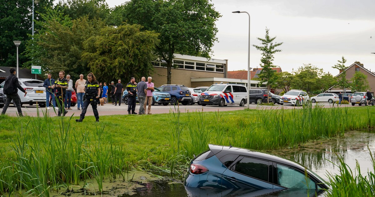Auto belandt in sloot in Ridderkerk, inzittenden ongedeerd