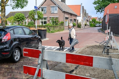 Straten opengebroken, oprit onbereikbaar en elektrische auto niet op te laden: ‘Niemand wordt blij van deze situatie’