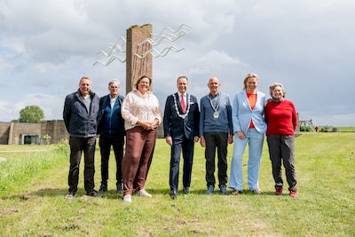 Hatfields burgemeester Mick Wise stapt op de fiets om eindelijk zusterstad Zierikzee eens te zien
