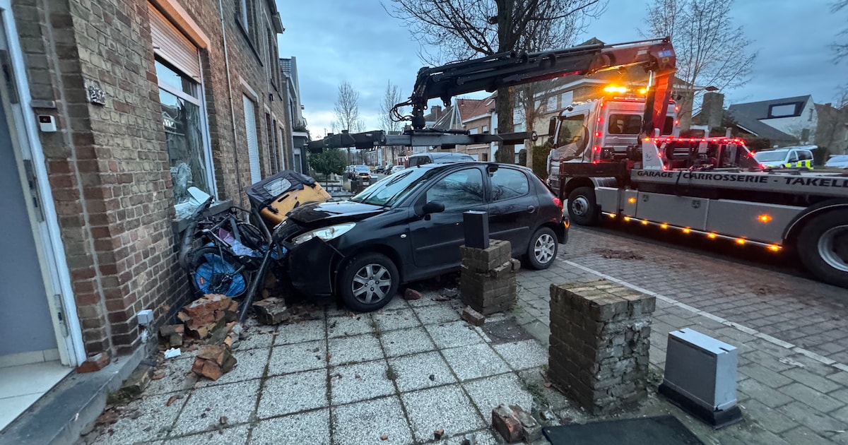 KIJK. Inzittenden filmen crash tegen woning in Assebroek op nieuwjaarsdag en zetten beelden zelf onl