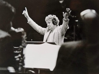 ‘Zat ineens die krullenbol, de pianoman van de televisie bij ons op de bank: Dag meneer Eyk’