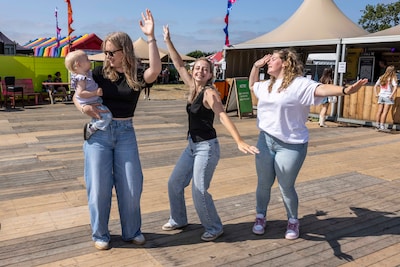 Papa achter de draaitafel, kinderen voor het podium op City of Dance