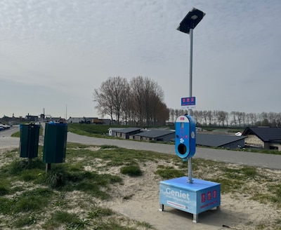 Smeren op het strand: Tholen krijgt drie nieuwe zonnebrandpalen
