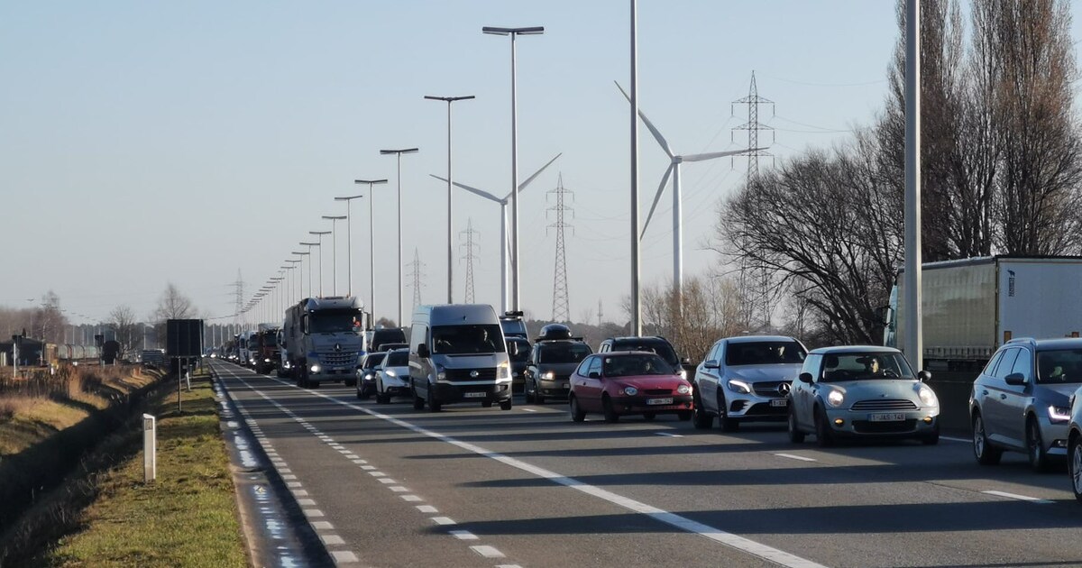 30 minuten file op Ring rond Gent na ongeval in Sint-Kruis-Winkel