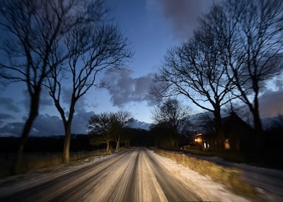https://images.pzc.nl/ODJhMjc4YmNkN2M2ZGZlNWQ5ZGEvZGlvLzI2ODI5ODk3My9maXQtd2lkdGgvNDAw/een-besneeuwde-koudekerkseweg-van-koudekerke-naar-middelburg-op-6-januari-2026