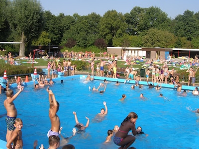 Zomeropening zwembad De Spetter uitgesteld door schade aan tegelwerk
