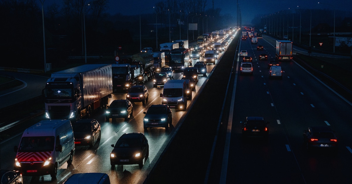 Uur file op Antwerpse ring naar Breda door ongeval ter hoogte van Kleine Bareel: één rijstrook versp