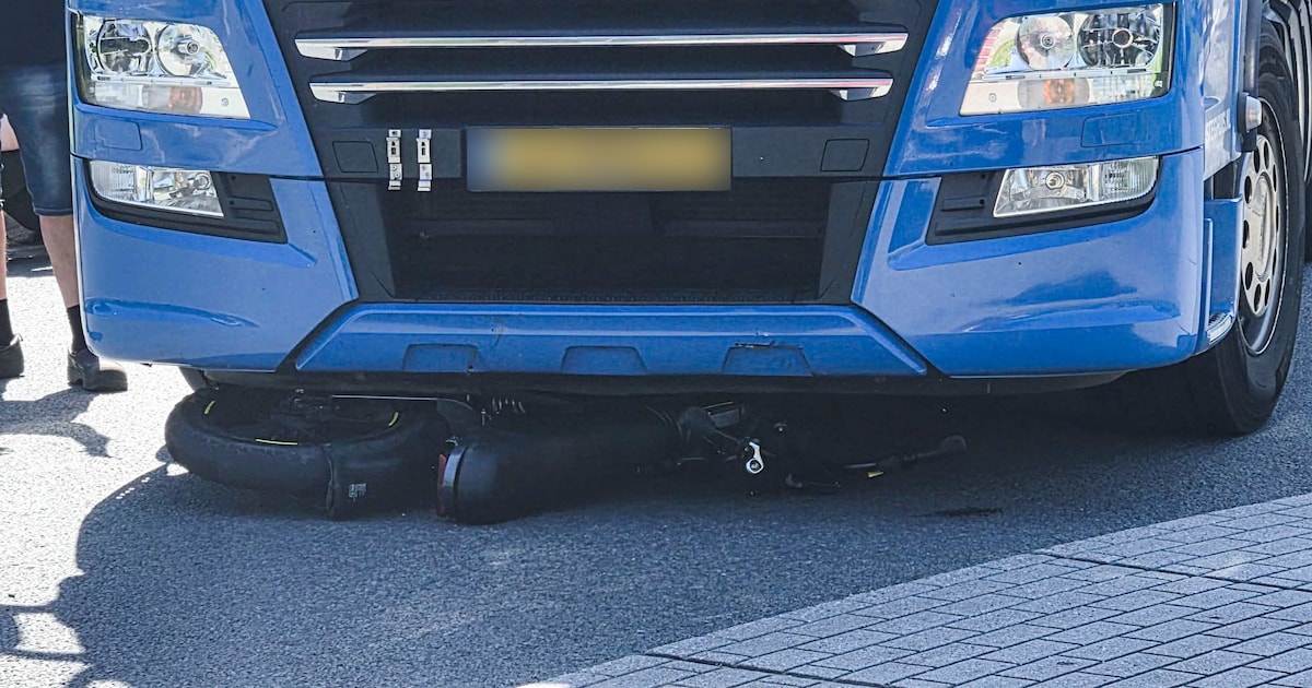 Fatbike komt onder vrachtwagen terecht op de Burgemeester Doumaweg in Zwijndrecht