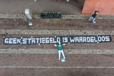 André uit Goes verwerkte ruim 300 stinkende zuigzakken in een spandoek: ‘Het is een waardeloos product’