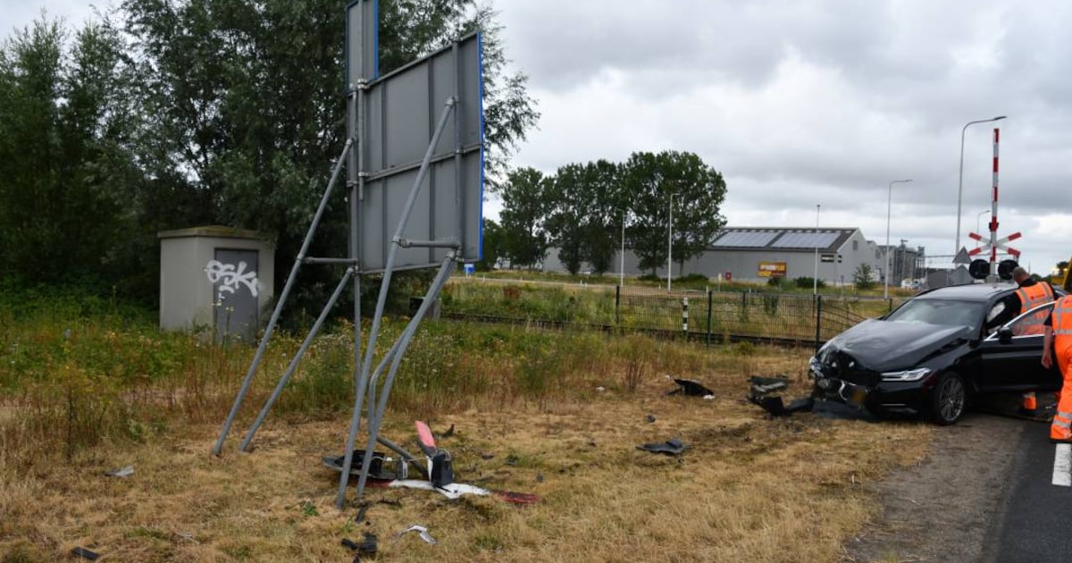 Automobilist rijdt door hekwerk spoorwegovergang op N686 in Sluiskil