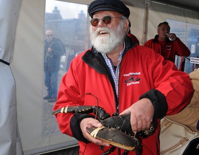 Sam heeft geluk gehad en belandt niet op het bord: eerste kreeft vrijgekocht en losgelaten in de Oosterschelde