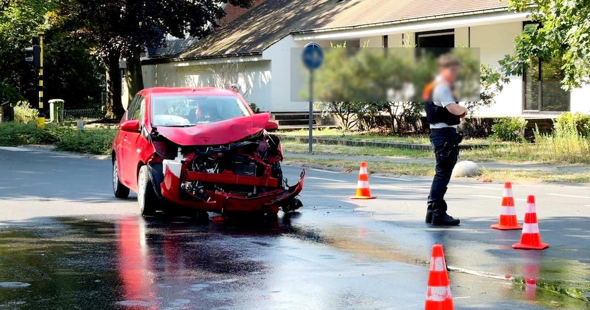 Heel wat materiële schade bij botsing tussen twee wagens in Sint-Kruis