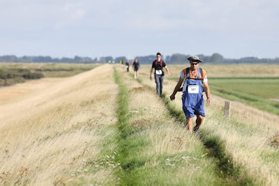 Oude-Tonge pakt uit tijdens monsterwandeltocht: ‘De opbrengst gaat naar een goed doel’