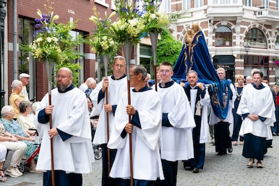 Nico is blij dat de meisjes met de belletjes nog in de Maria Ommegang zitten