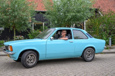 Zonder gordels, met herrie en vol herinneringen: Ellis’ Opel Kadett is nog altijd haar grote liefde