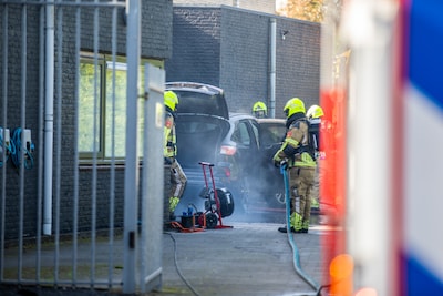 Accu vat vlam: elektrische auto brandt uit in Bergen op Zoom