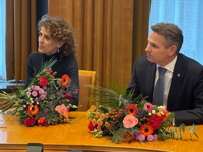 De Bat gaat aan de slag in Den Haag: van het paleis via bloemen meteen maar door naar de eerste vergadering